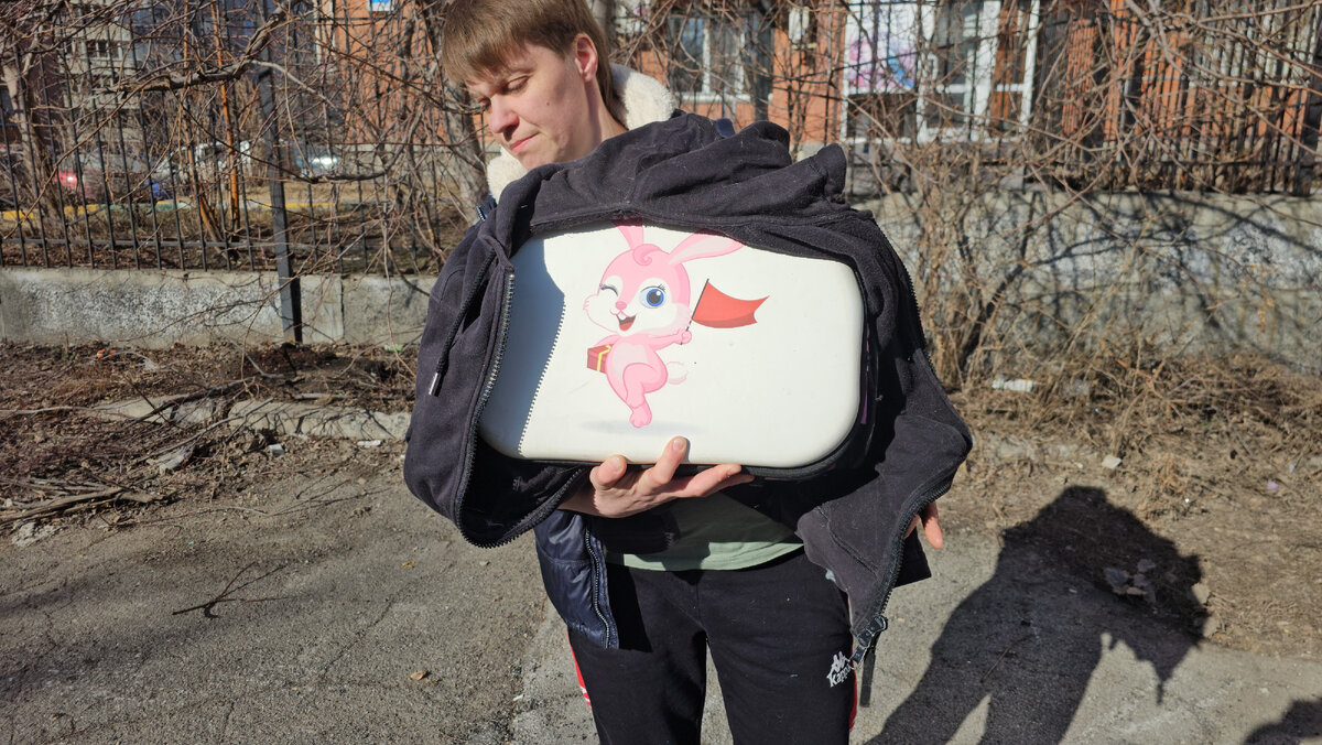  Видео сняла женщина прохожая. Она не могла взять кошку, кошка шипела и не подпускала никого ни к себе, ни к котёнку. Было понятно, что животные оказались здесь впервые. И они не знают что им делать!-15