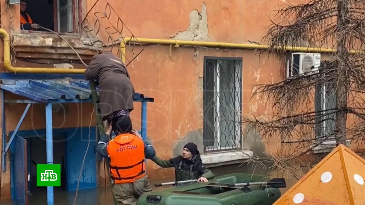    Наводнение в Орске: подъезды и первые этажи затоплены, люди выбираются из окон