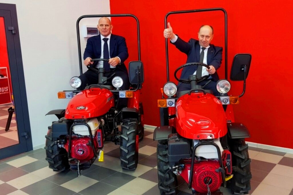 На этой фотографии мы видим двух известных людей на мини-тракторах МТЗ Беларус-152 (узнаёте их ? 🙄)