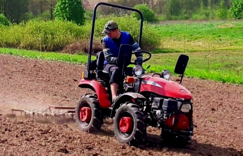 Мини-трактор МТЗ Беларус-152 работает в поле