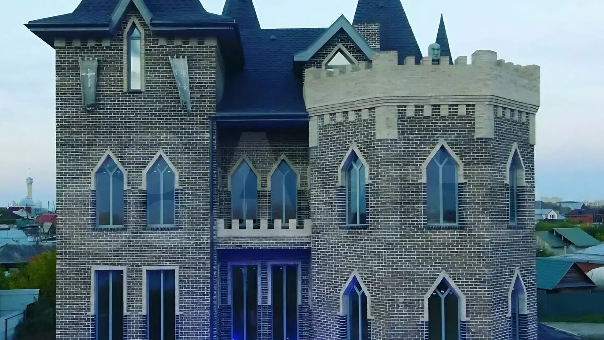     Стоимость тюменского замка в средневековом стиле, расположенного микрорайоне Парфеново, поднялась за последние три года на 18 миллионов рублей. В апреле 2021 года каменный дом продавали за 30 миллионов, тогда как сегодня уже за 48 миллионов рублей.