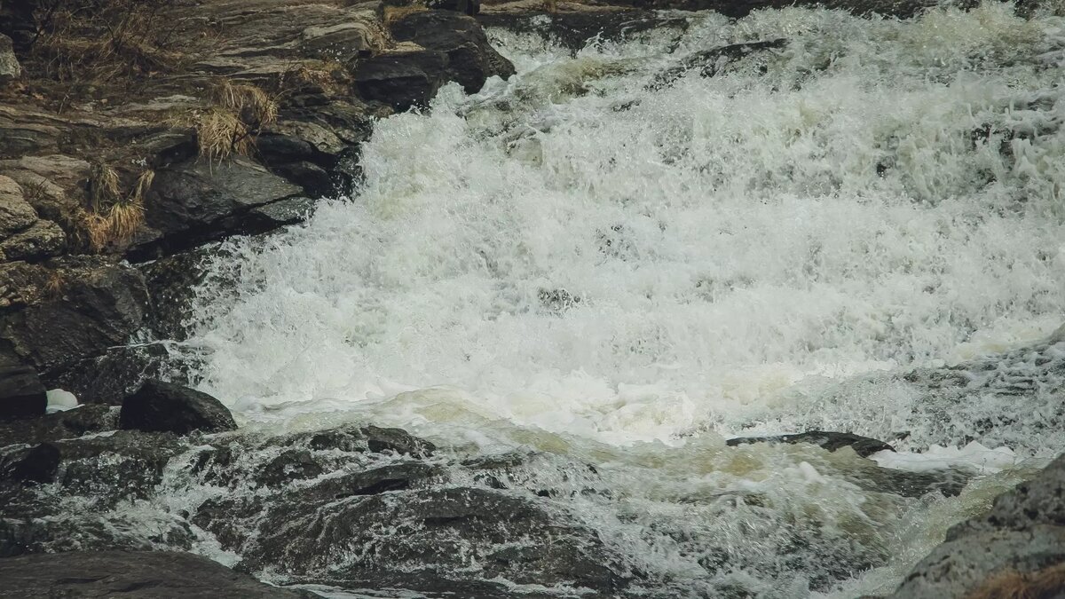     Жители Тюменской области со страхом наблюдают за переливом воды через гребень плотины Сергеевского водохранилища в Северо-Казахстанской области, который достиг 175%. Вода бьет исторические рекорды и скоро все эти объемы течением принесет в Тюменскую область. Грозит ли региону паводок?