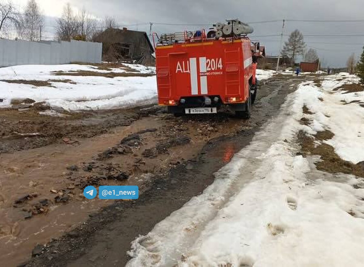 В посёлке Нижнего Тагила скорая утонула в грязи на размытой дороге: фото |  Новости Нижнего Тагила | Дзен