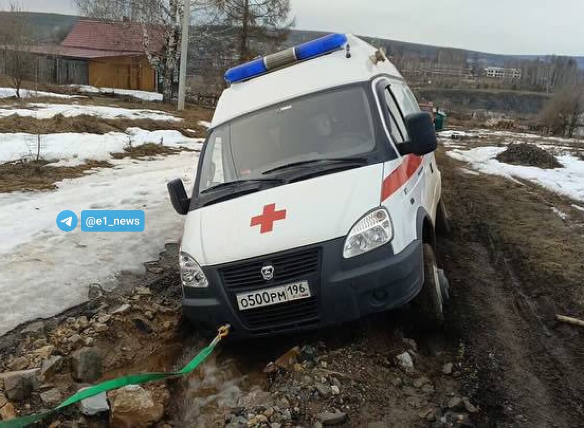 В посёлке Нижнего Тагила скорая утонула в грязи на размытой дороге: фото |  Новости Нижнего Тагила | Дзен