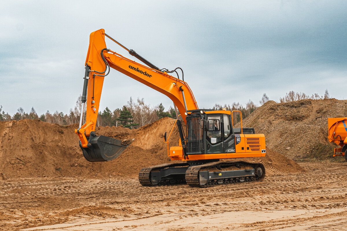 AMKODOR XC250 первый в Республике гусеничный экскаватор с ковшом 1,2 куб. м, массой 25 тонн. Современный фирменный стиль и параметры экскаватора полностью соответствуют лучшим мировым аналогам. Представленный экскаватор может использоваться при рытье котлованов и траншей глубиной 6,9 м и 10 м и радиусом копания 10 и 13 м в зависимости от исполнения рабочего оборудования, для разработки карьеров на грунтах первой и четвертой категории, погрузки и разгрузки сыпучих и кусковых материалов с высотой разгрузки от 6,6 м до 9,6 м в зависимости от применяемого рабочего оборудования. Усиленные гусеницы характеризуются высокой прочностью и стойкостью к износу, что позволяет работать более безопасно и стабильно. Высокая производительность и энергоэффективность обеспечиваются применением интеллектуальной системы управления собственной разработки. Эргономика рабочего места оператора позволяет снизить утомляемость и повысить производительность. Экскаватор применяется для выполнения мелиоративных и дорожно-строительных работ, гражданского и промышленного строительства, в сельском хозяйстве и других отраслях.