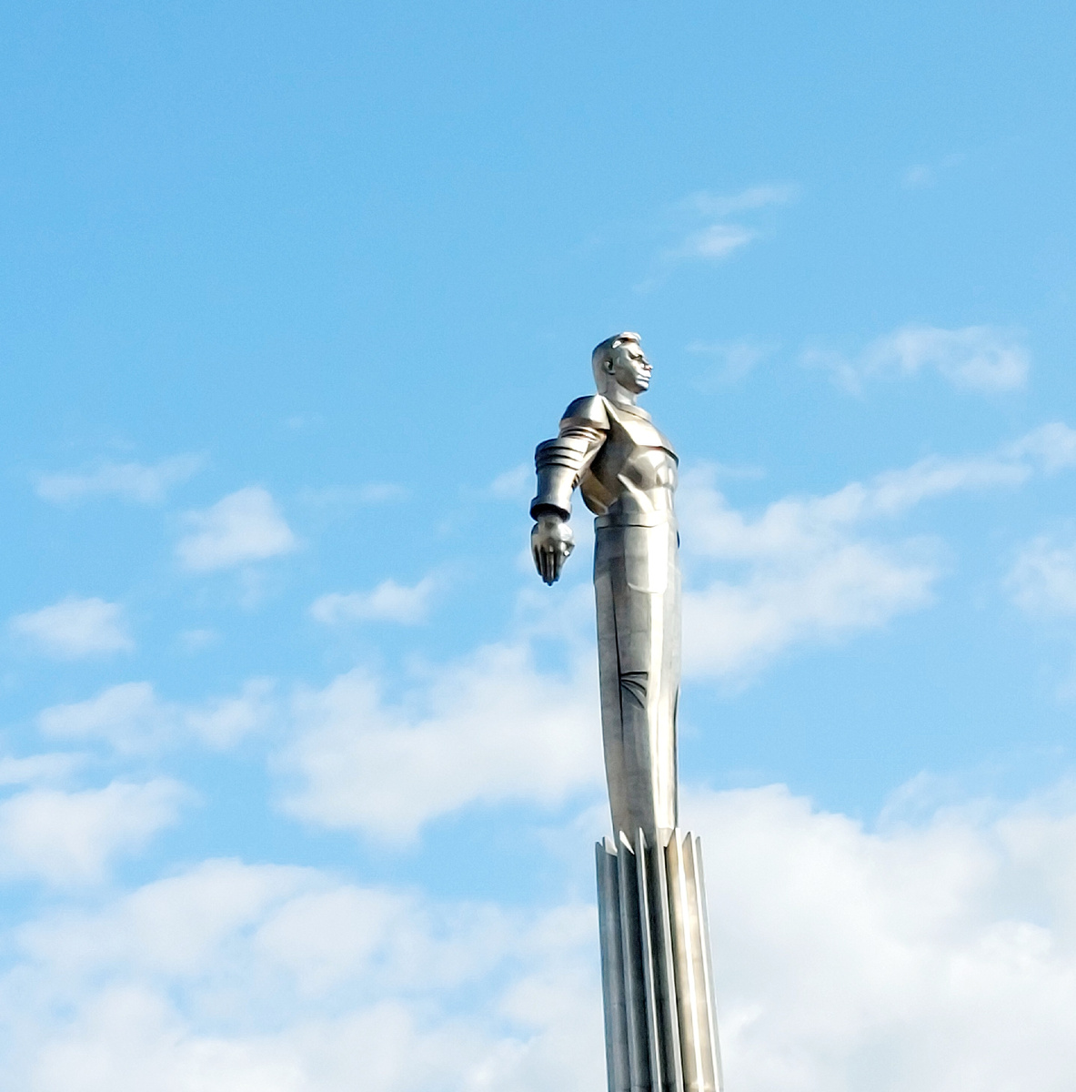 Памятник Гагарину в Москве. У подножия памятника установили копию спускаемого аппарата того самого корабля "Восток"