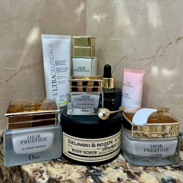    На фото: маска, крем, концентрат для глаз, крем для рук с розой — все из линейки Prestige, Dior; скраб для тела Zielinski & Rozen; крем для лица Ultraceuticals.