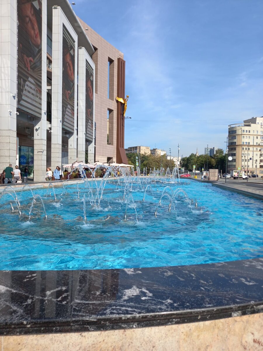 Музыкальный фонтан у ТЦ "Европейский". Фото автора.