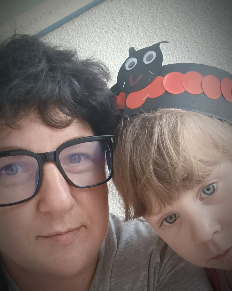 Вечер, Нешер, мы с Соней после насыщенного дня даже не смогли подняться в квартиру, сидим на веранде у подъезда и переводим дух.