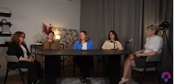 Комментируют: Татьяна Шаманская (на фото крайняя слева), детский онколог Центра детской гематологии, онкологии и иммунологии ФГБУ НМИЦ ДГОИ им. Дмитрия Рогачева Минздрава России; Нина Белозерцева (на фото крайняя справа), исполнительный директор НКО «Фонд поддержки пациентских инициатив»