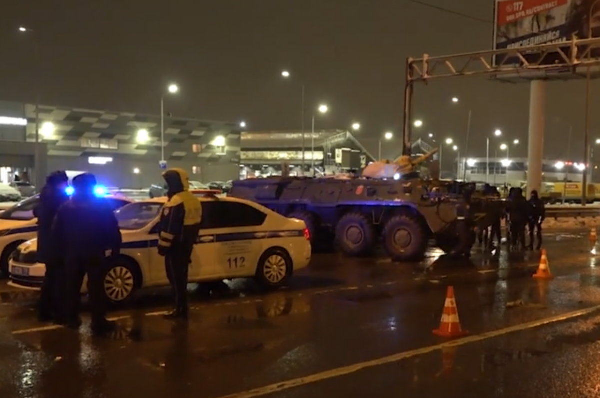    Полиция провела тотальную проверку на дорогах Петербурга, используя БТР