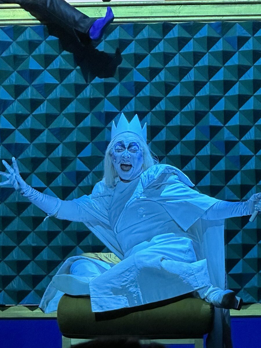 Сцена из спектакля "Сказки Пушкина". Фото автора.