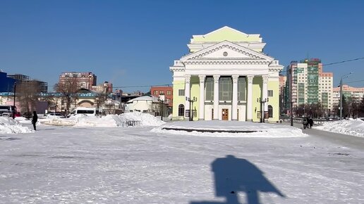 Набережная, джаз и воробьи, терем и храм Святой Троицы в Челябинске