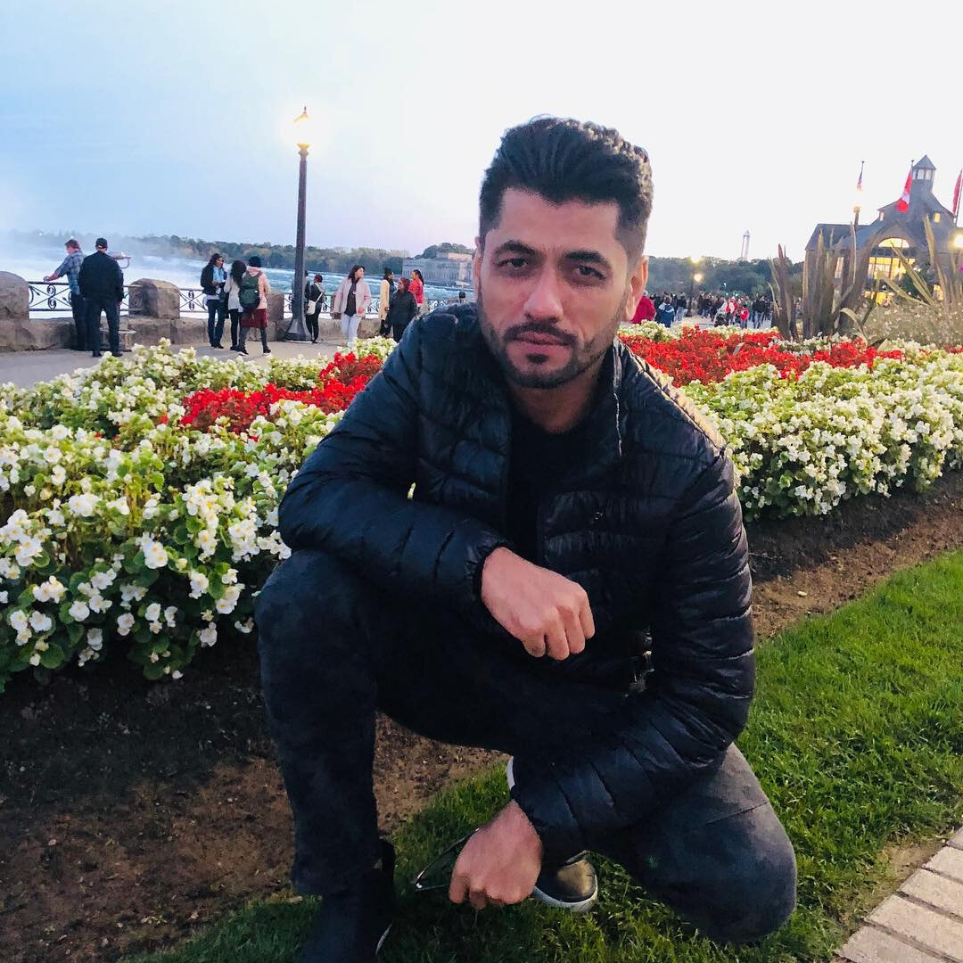 Живет певец в Канаде, в часе ходьбы от Ниагарского водопада. Фото: sadriddininajmiddin/vk.com