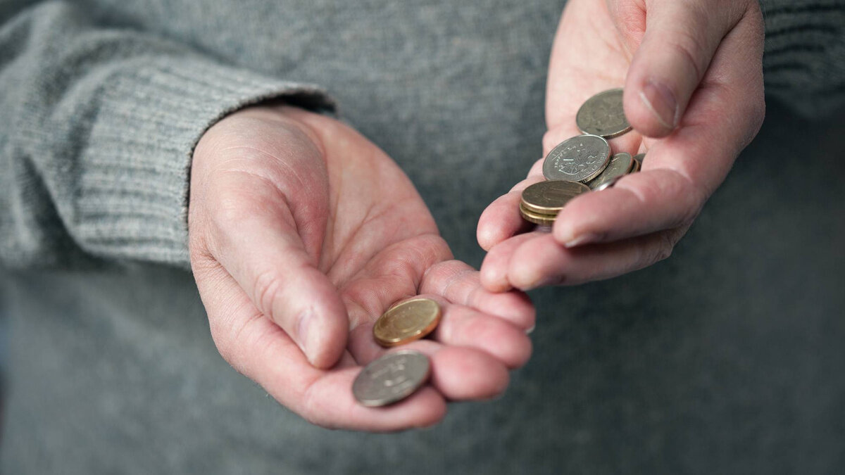 По данным Росстата, в первом квартале 2023 года численность населения с доходами ниже границы бедности составила 19,6 миллиона человек — это 13,5% жителей страны.