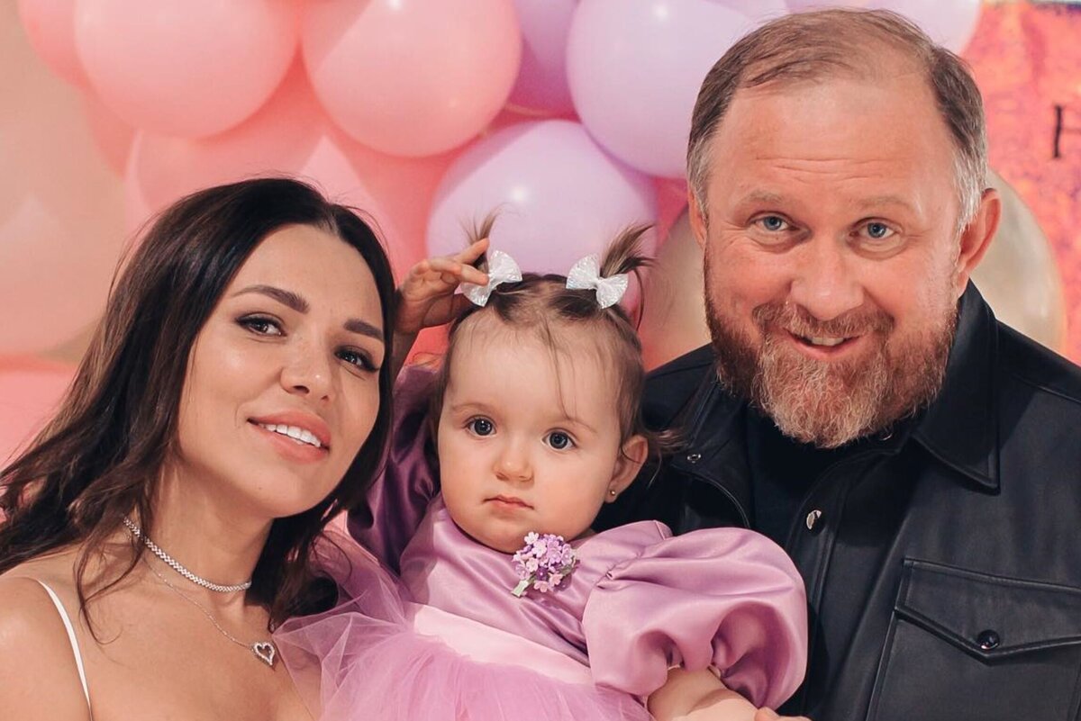     «Мое маленькое счастье, тебе два года»: Константин Ивлев поблагодарил молодую жену за рождение дочери