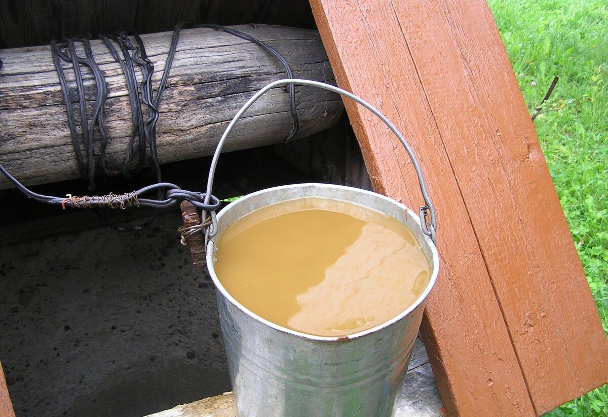 Солярка в колодце. Ведро с колодезной водой. Грязная вода в колодце. Ведро для колодца. Ведро для очистки скважины.