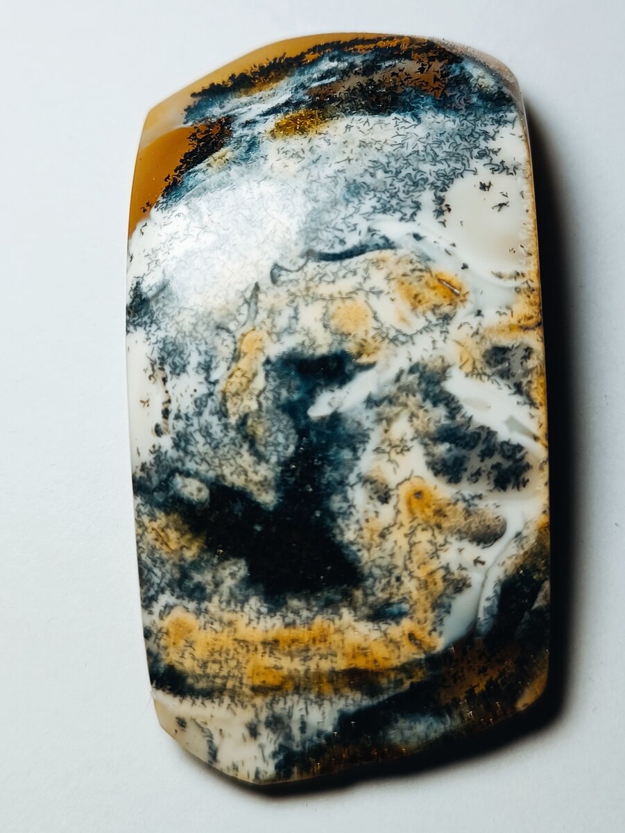 И такого цвета бывает янтарь