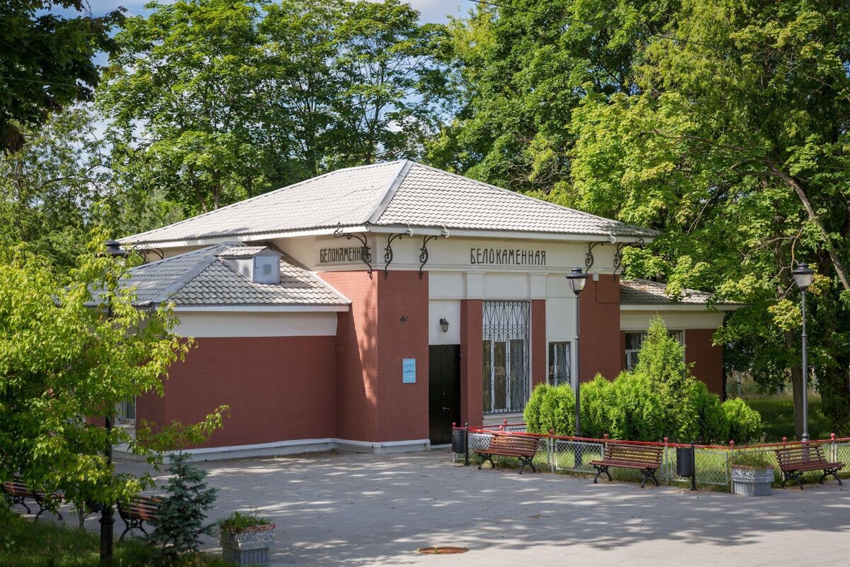 Историческое здание станции Белокаменная Московской окружной железной дороги