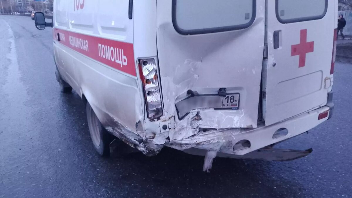     Три человека пострадали в ДТП с иномаркой и автомобилем скорой помощи в Ижевске. Авария произошла по вине пьяного водителя легкового автомобиля.