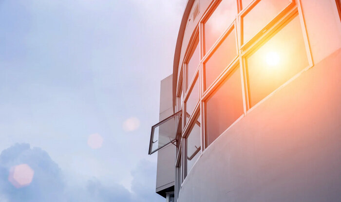 Исследователи из Университета Нотр-Дам представили новый тип покрытия, который создан с целью снижения нагрева помещений солнечным светом. При этом оно не снижает степень освещенности внутри здания.