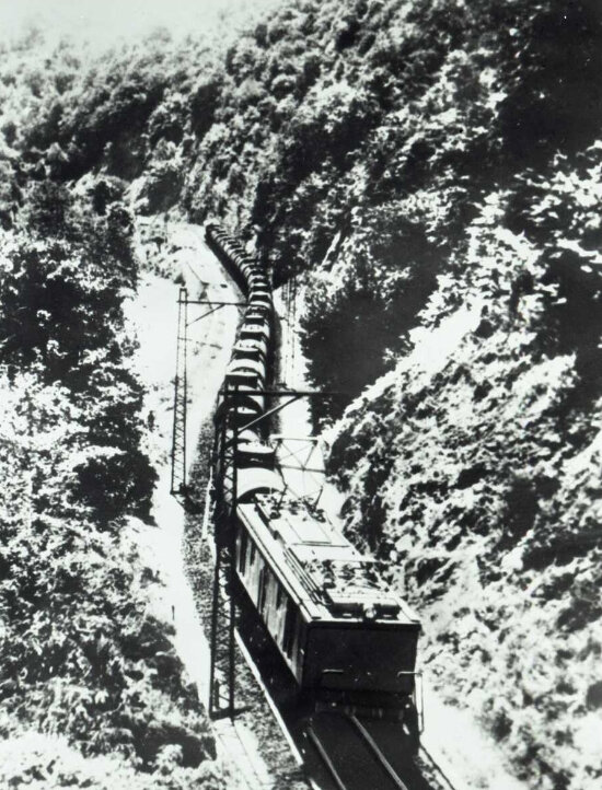 Электропоезд на Сурамском перевале.