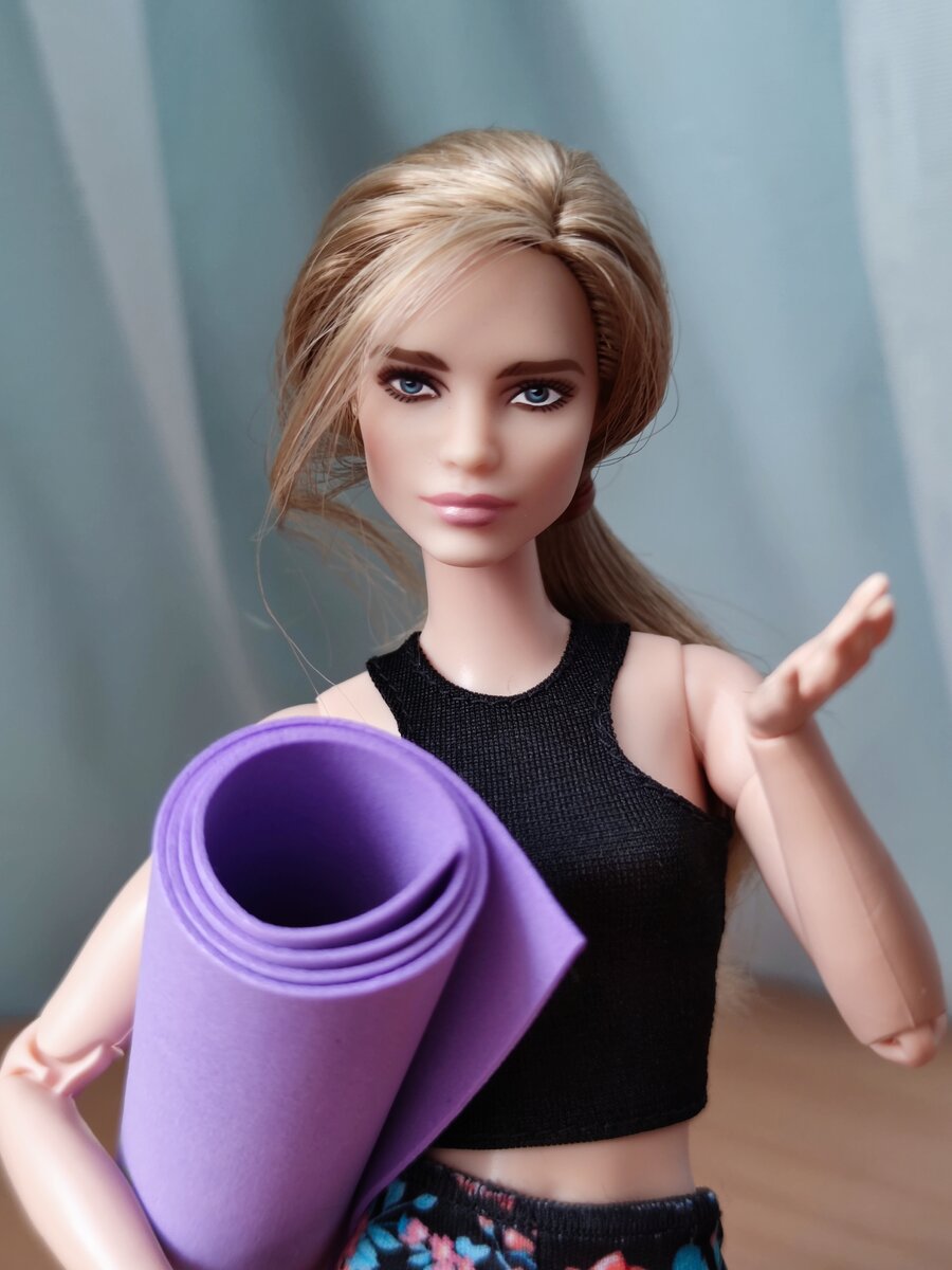 Готовая к занятиям Наташа и импровизированный коврик из фоамирана