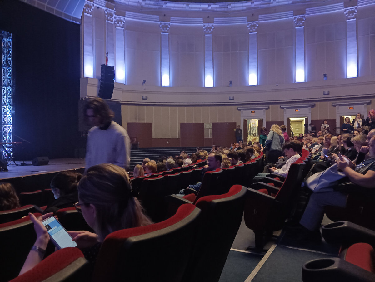 До начала в зрительном зале. 