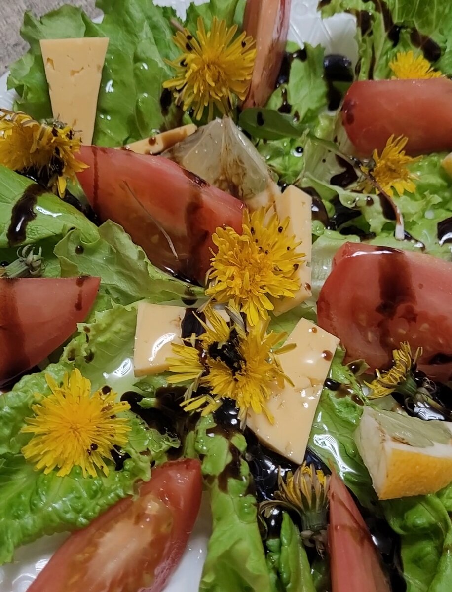 Фото автора.Салат с одуванчиками.