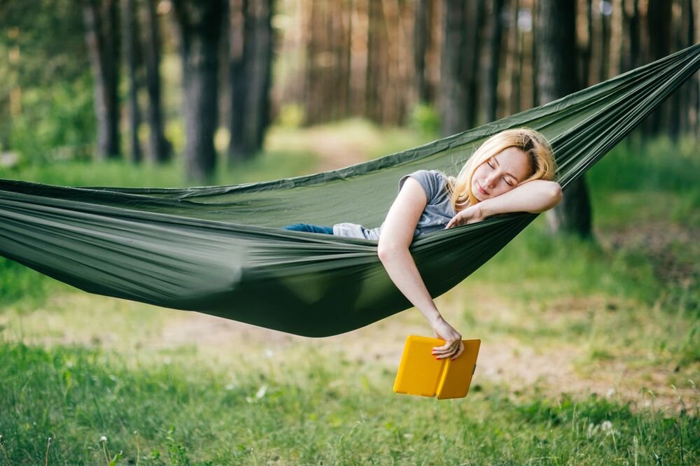 У кого  получается регулярно так отдыхать? Фото с сайта https://cottagelife.com/design-diy/weekly-hack-hang-a-kinder-hammock/