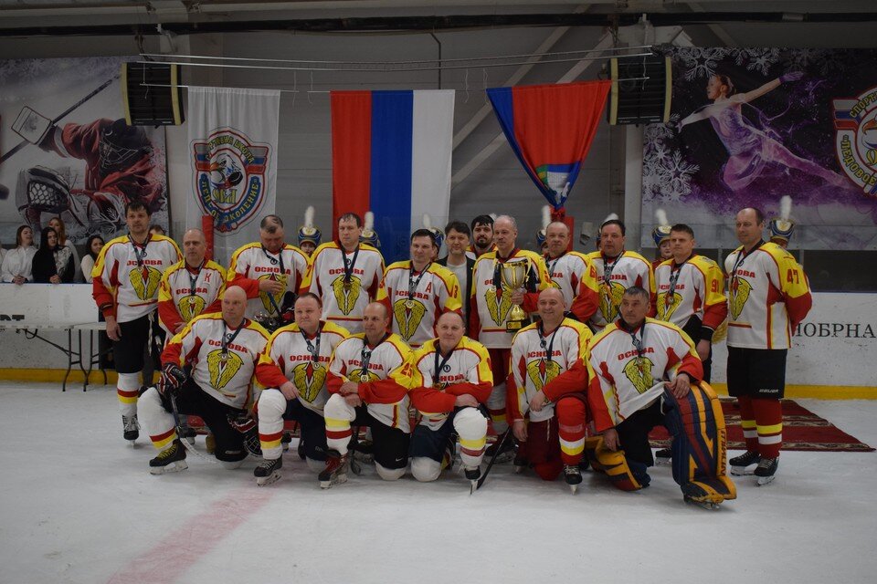    Победитель Регионального чемпионата Ночной хоккейной лиги команда "Основа" Елена Зябкина