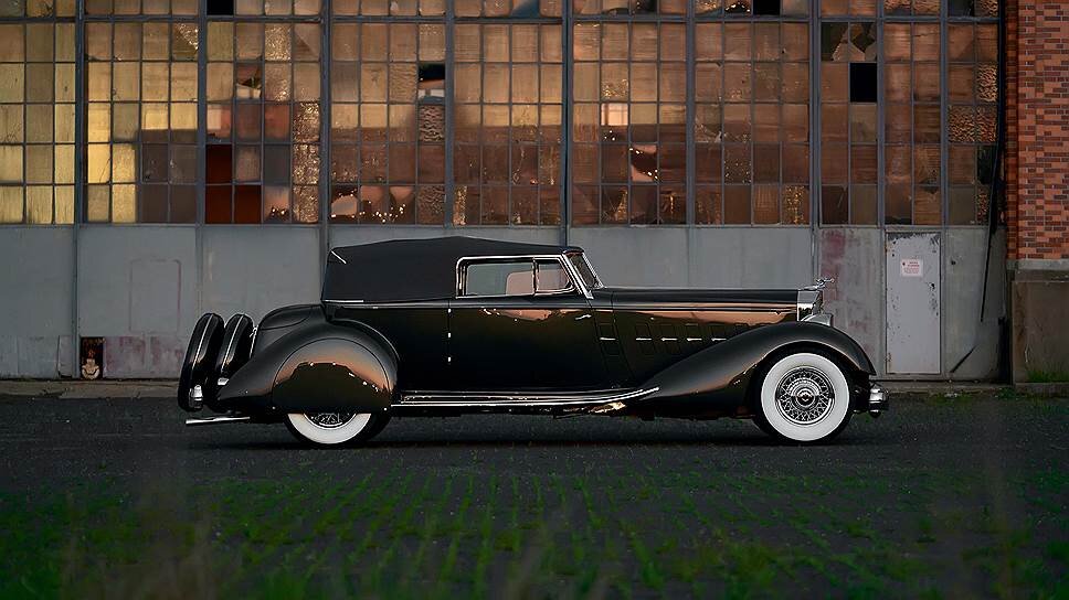 Профиль кабриолета получился легким и стремительным из-за... мотора с двенадцатью цилиндрами. Чтобы как-то уравнять распределение веса по осям, оба запасных колеса поставили сзади за багажником. А вот у восьмицилиндрового "Паккарда" с кузовом Victoria запасные колеса ставились в передние крылья, и вид в профиль выходил уже не тот.

Фото: R M - S o t h e b y`s