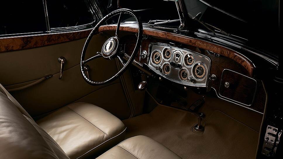 Словом Victoria называют двухдверный кабриолет с пятью местами, но со стеклами только в передних дверях. Конечно же, Victoria - это автомобиль для двоих, поэтому места сзади обычно делали небольшими и тесными, встречаются даже и откидные сиденья. В случае с этим "Паккардом" мастера из ателье Dietrich расщедрились и поставили для пассажиров сзади пепельницы и прикуриватели.

Фото: R M - S o t h e b y`s