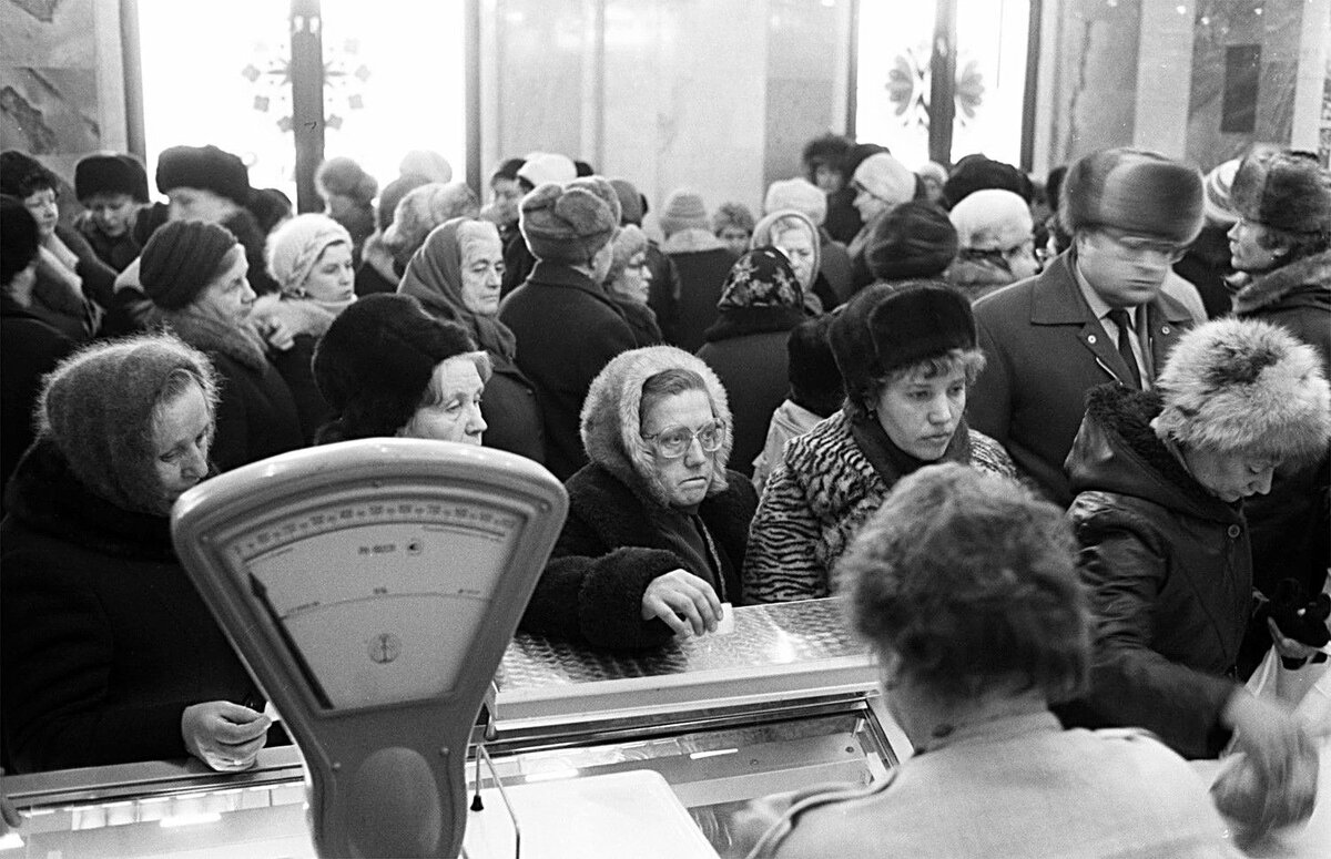 Очередь к прилавку в магазине «Подмосковье» на Можайском шоссе в Москве, 1990 год. Фото: ТАСС