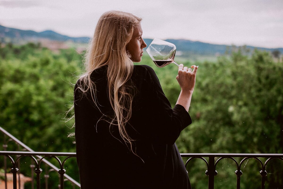 Татьяна Кузнецова – первая русская девушка-винодел Тосканы. Ее небольшое хозяйство Poggio del Moro находится в самом сердце региона, на одном из холмов Валь-д’Орча в окрестностях Сиены.