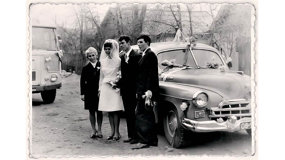 Провинциальная свадьба второй половины семидесятых годов: старый и давно списанный из какого-то ведомственного гаража представительский "ЗИМ" и тоже далеко не новый ПАЗ-652 в роли автобуса для гостей. Свадебный "ЗИМ" обильно украшен цветами и ленточками, а еще - диагональной резиной Я-245, которой комплектовались внедорожники марки "УАЗ". Родные покрышки И-89 размерностью 7,00 х 15 дюймов в те годы было найти уже проблематично.