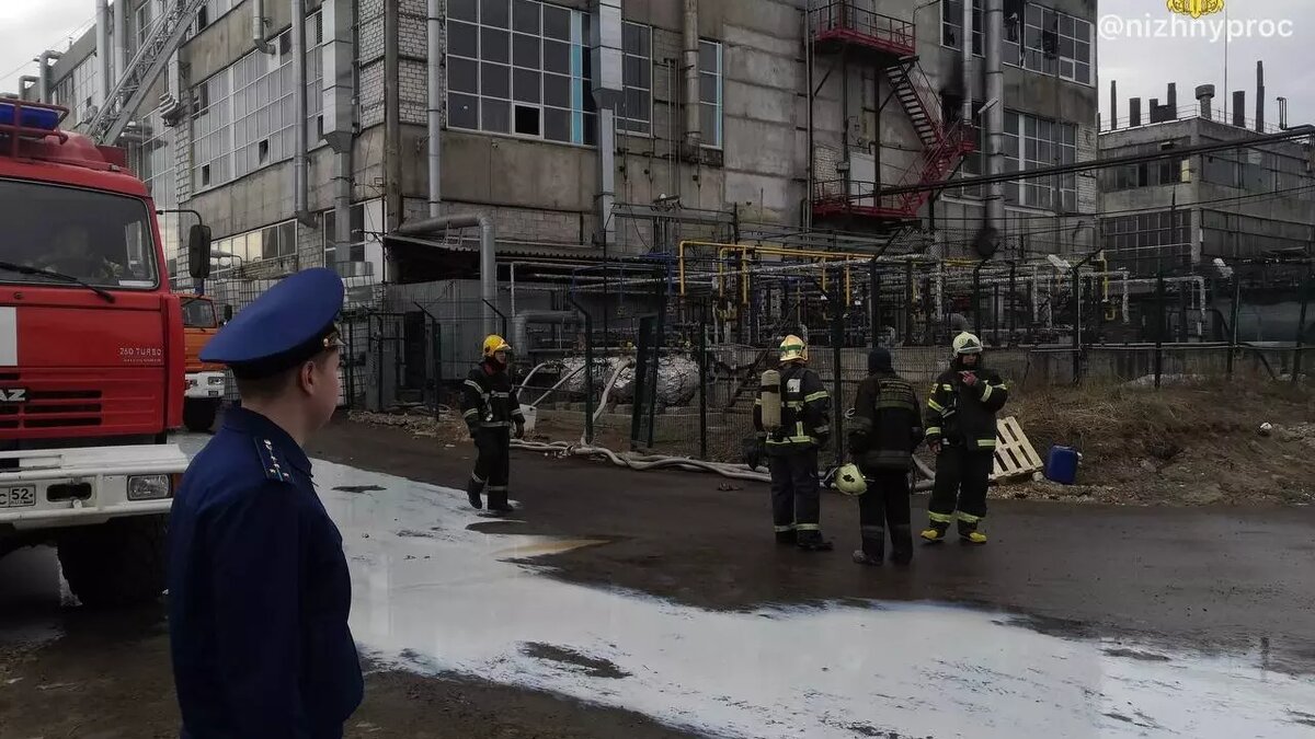     Сотрудники прокуратуры работают на месте пожара в промзоне Дзержинска. Они контролируют установление обстоятельств возгорания. Ведомство опубликовало кадры с места происшествия в своем Telegram-канале.