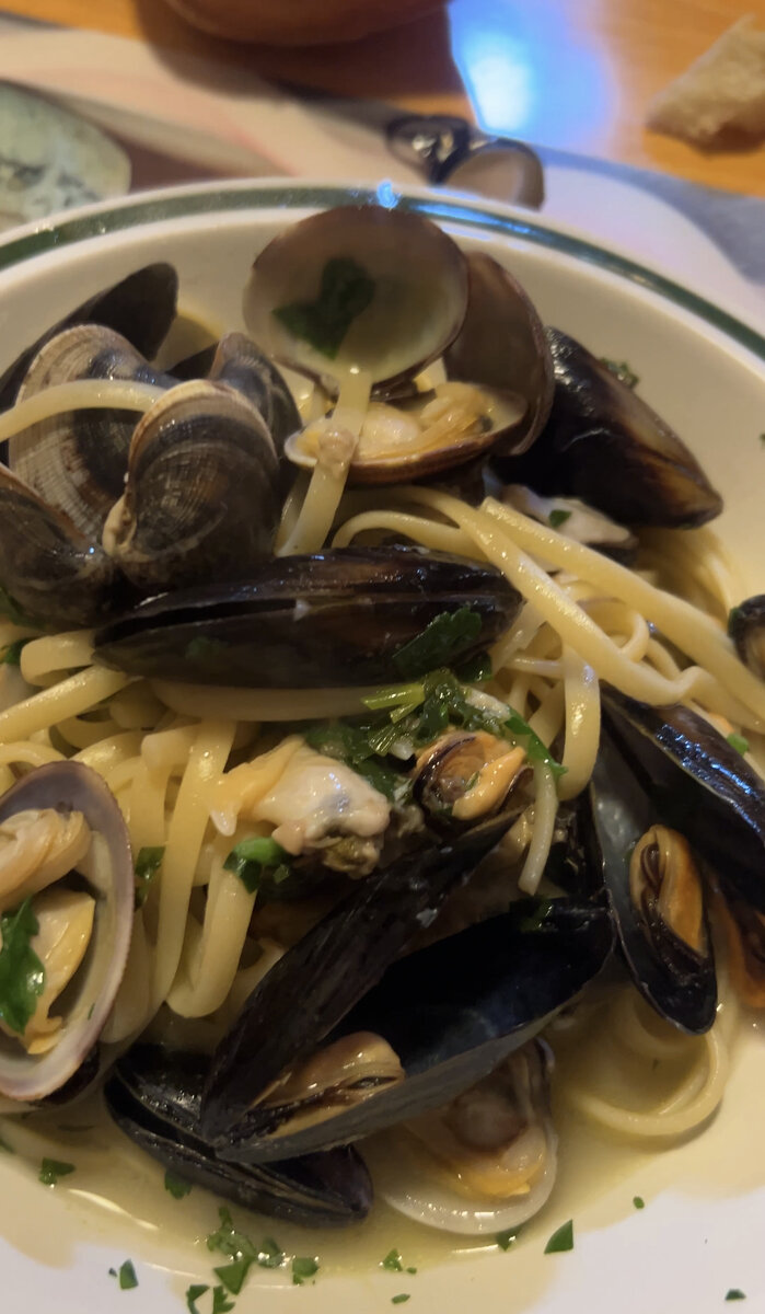 Паста с мидиями и ракушками с белым вином. Рекомендую, вкусная паста, но морепродукты должны быть свежими, так гораздо вкуснее 