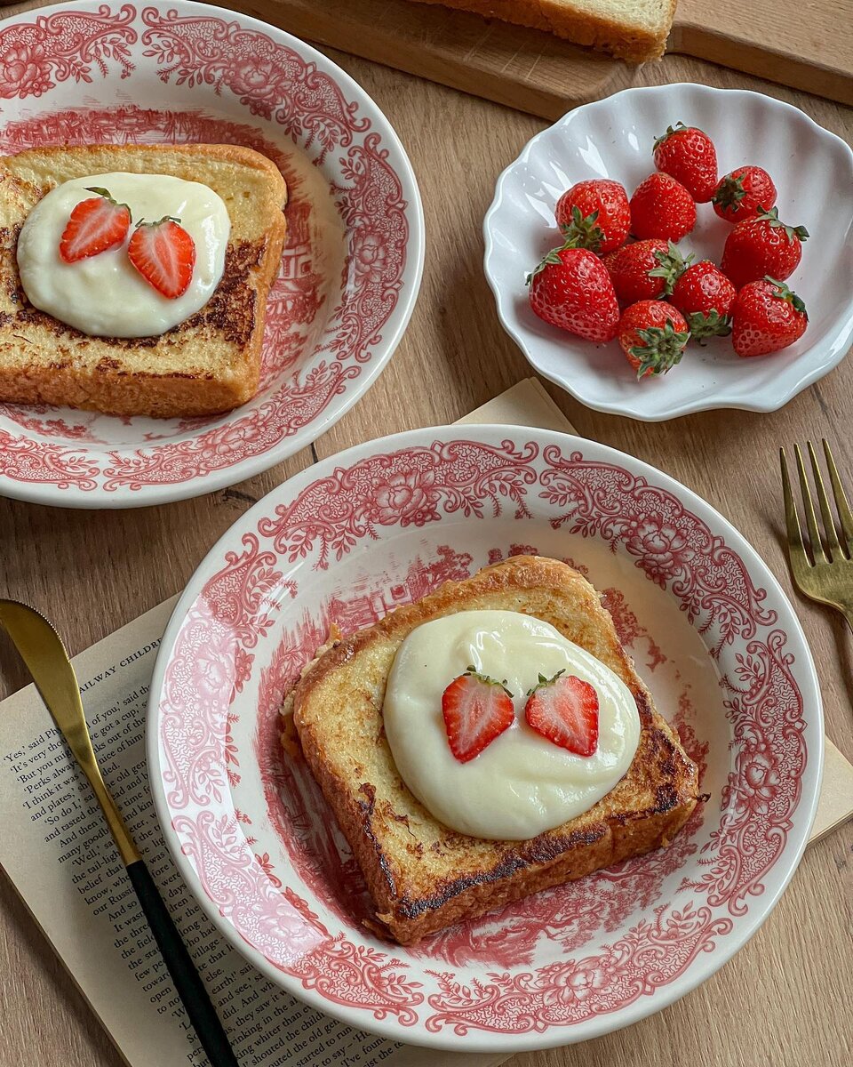 Нежнейшие французские тосты можно приготовить как с булочками бриошь, так и с белым тостовым хлебом