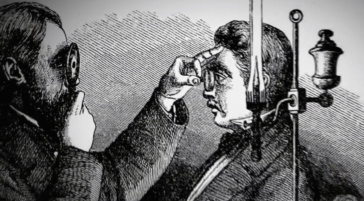 Диагностика зрения с помощью офтальмоскопа. Источник: images.squarespace-cdn.com