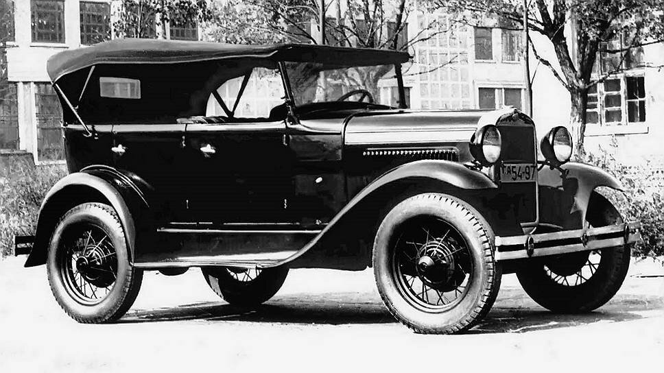На автомобили Ford Model A возлагалась задача автомобилизации Советского Союза. Именно эту простую и дешевую модель приняли для производства на Горьковском автомобильном заводе имени Молотова под именем ГАЗ-А. Со временем "Фордики" стали основной машиной в стране.