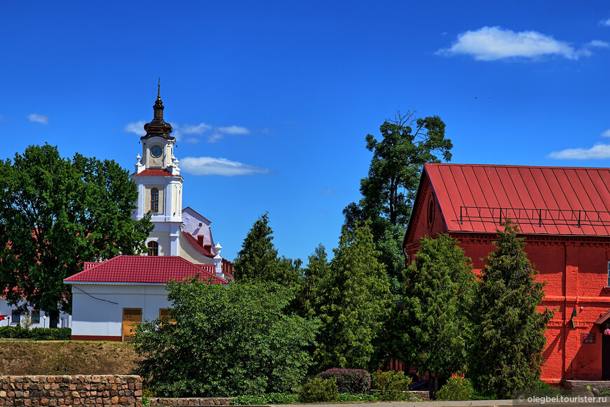 На заднем плане здание иезуитского коллегиума, отчасти сохранившееся с XVIII в. © Олег olegbel.tourister.ru