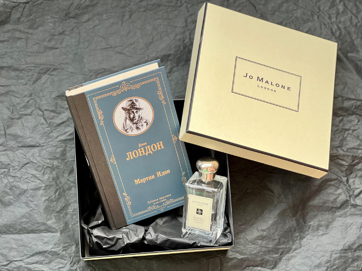 Wood sage & Sea salt 🌿🌊🧂 точно отражает аромат происходящего внутри книги. Дождь, ветер, могучие скалы и огромные волны, наполняющие воздух солеными брызгами и пряным ароматом растущего на берегу шалфея.
