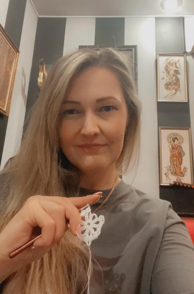Клубочки, моточки, крючки, аксессуары для вязания — это то, что можно найти в каждом уголке моего дома. Вяжу всегда и везде, независимо от места и времени!