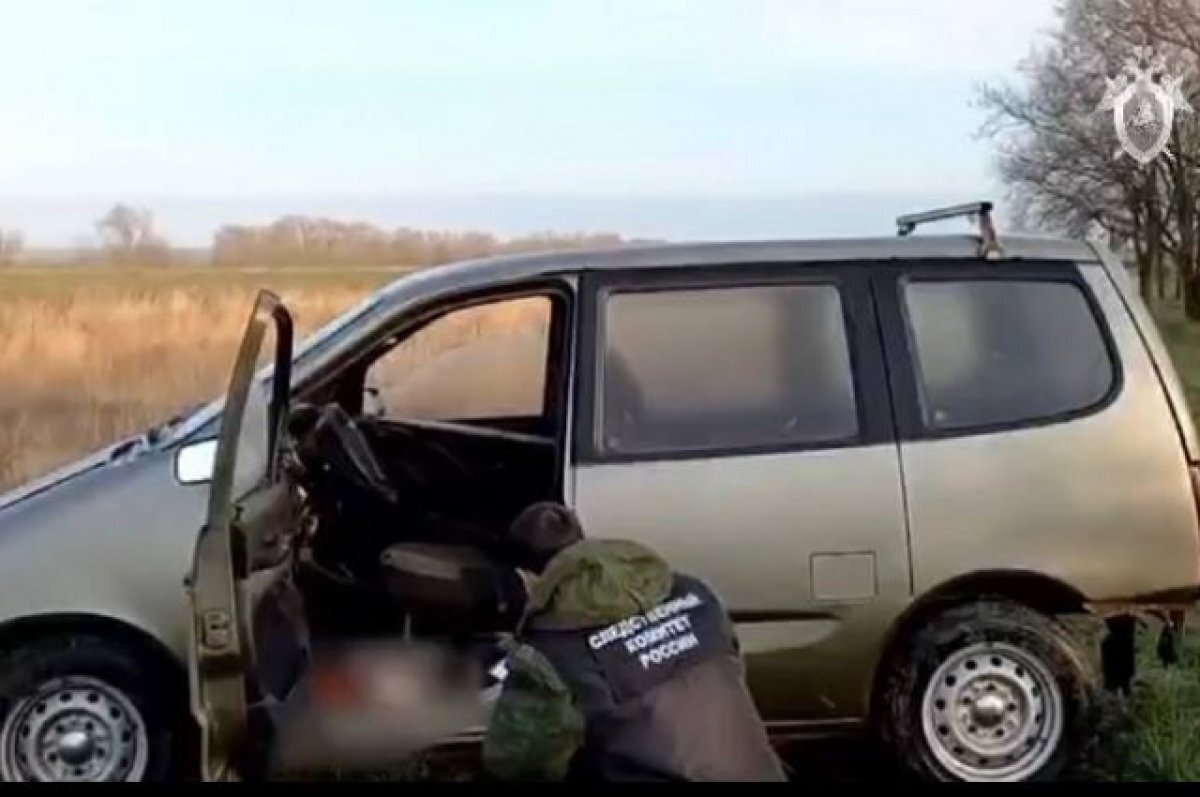    Следователи осматривают машину погибшего фермера.