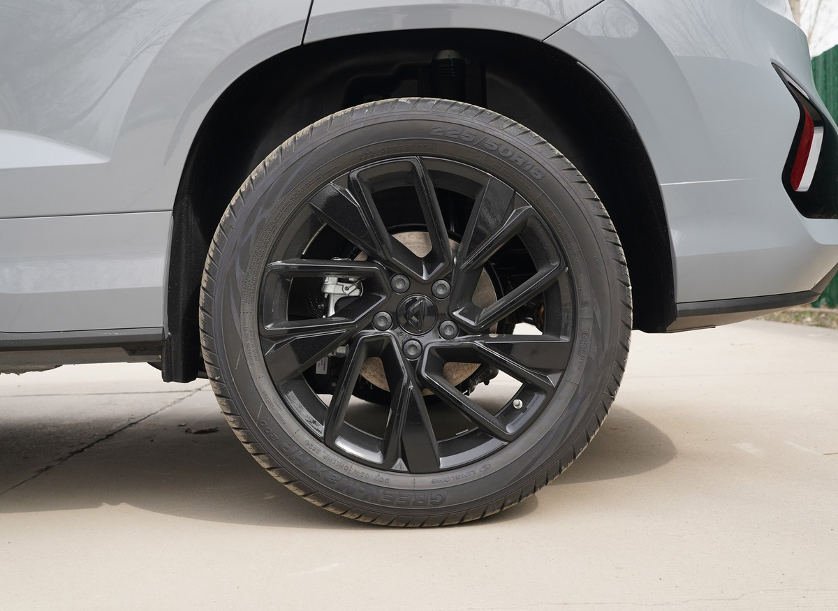 Колесные легкосплавные диски в черном исполнении 