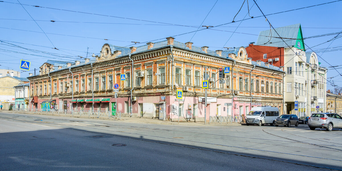  Усадьба Жуковых, справа - дом Зварыкина (Венцека, 38) 