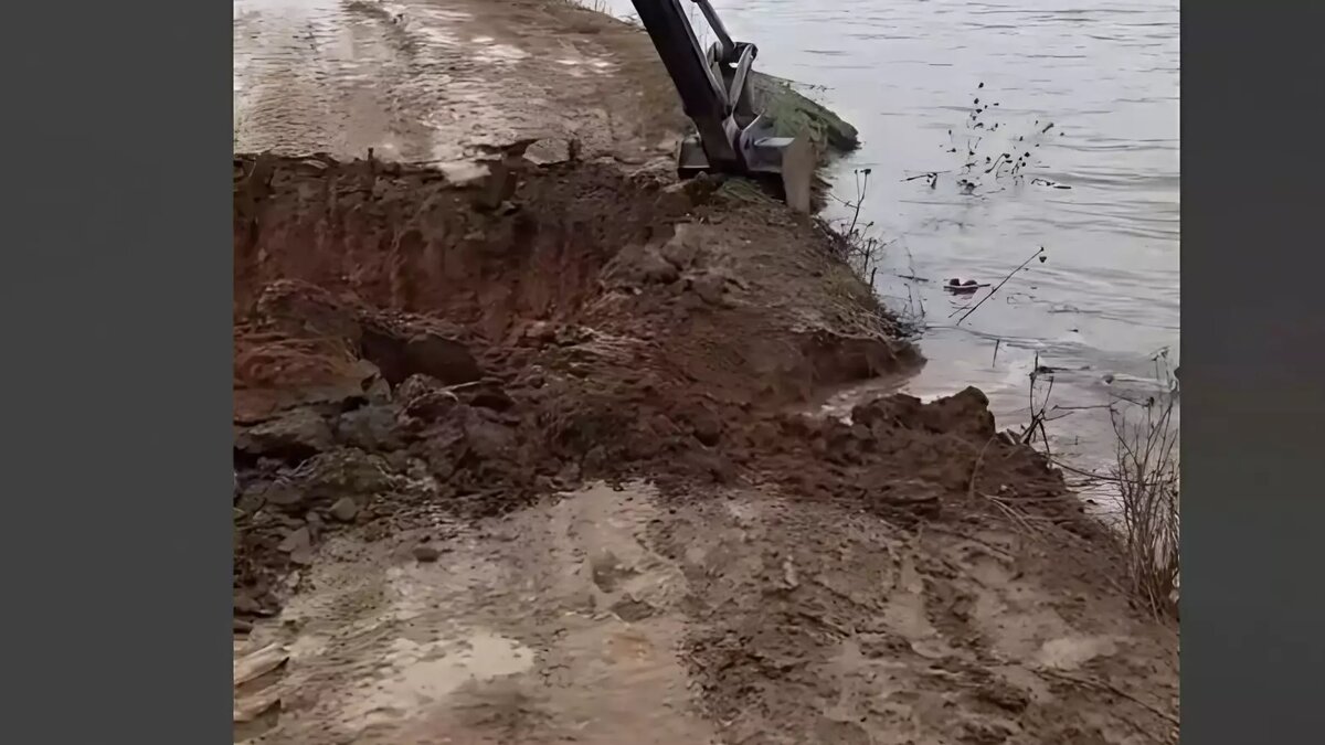 Видео: в Орске техника разрывает земляной вал, вода пробивает себе новый  путь | 56orb.ru | Дзен