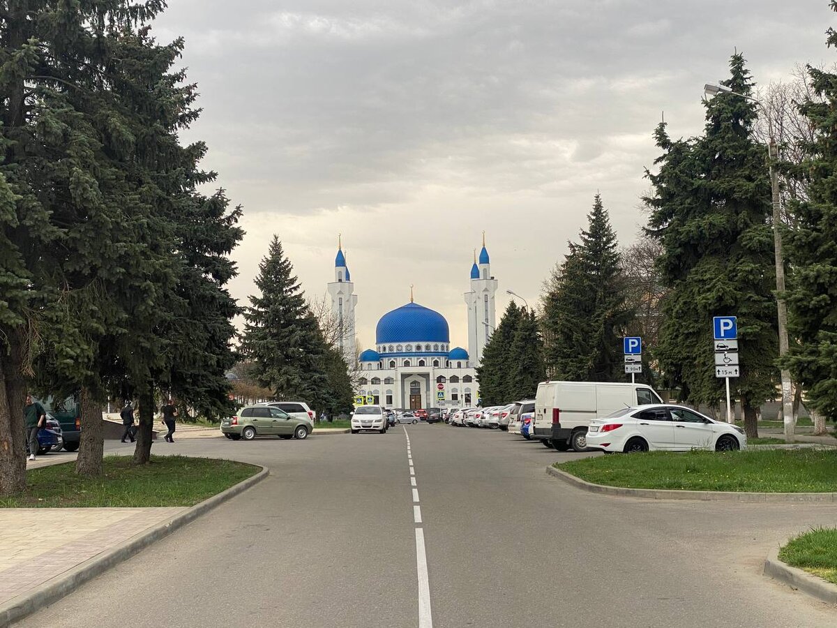 Что в майкопе. Майкоп центральная площадь. Майкоп фото города достопримечательности. Монументы в майкопе. Что в майкопе.