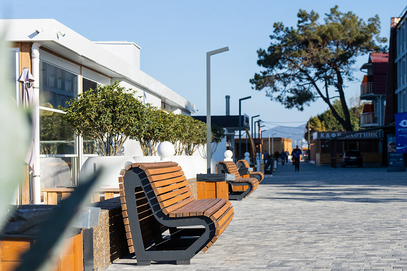 На набережной Адлера уложили брусчатку в единой цветовой гамме от пляжа «Мандарин» до «Огонька-3». 